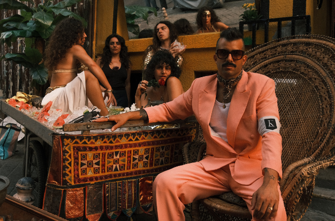 Kadebostany in praise of the Outsider